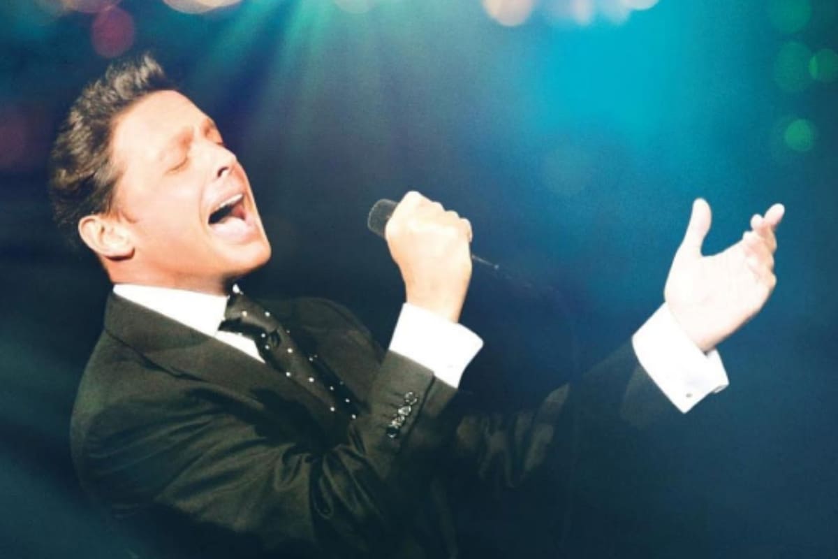 Luis Miguel besa en público a su novia Paloma Cuevas y ya no oculta su amor por ella