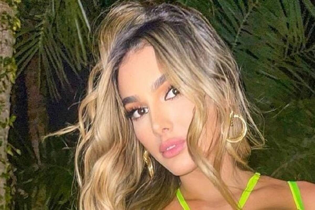 Lyna Pérez modela su vestido completamente mojado desde la orilla del mar