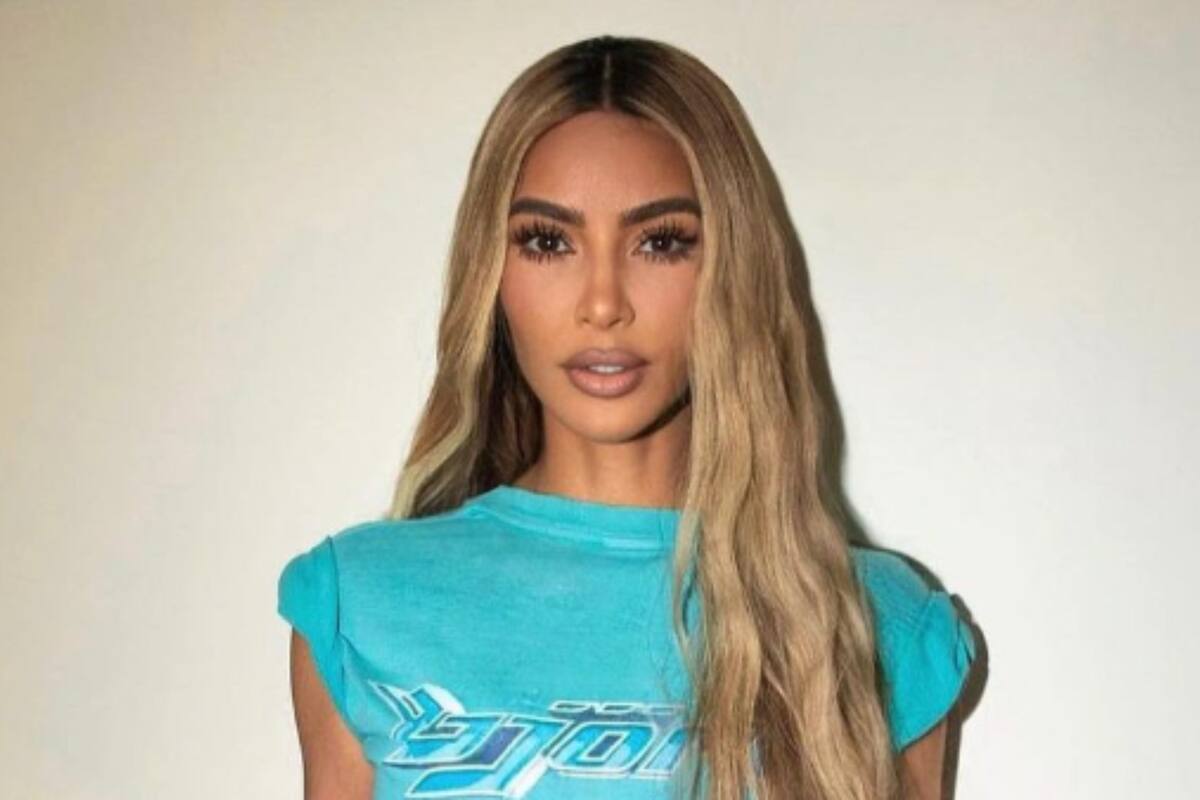 Kim Kardashian luce moderno outfit en redes