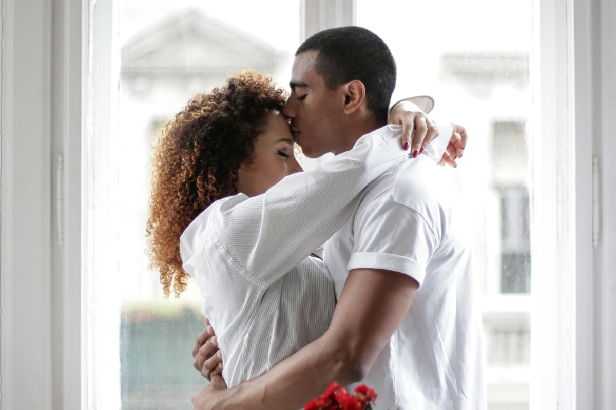 ¿Qué significa la compersión? El sentimiento que muchos consideran el “contrario” de los celos