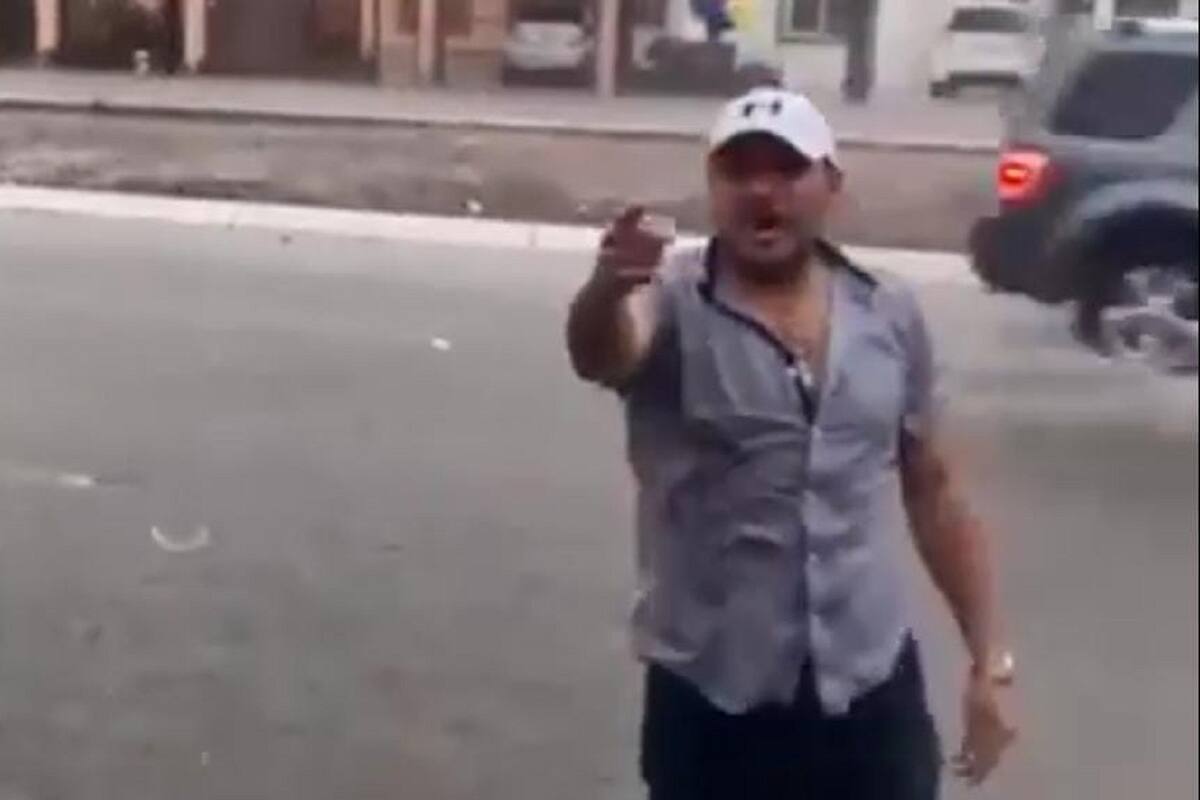 Hombre le canta a su pareja bajo la lluvia y se vuelve viral en redes sociales