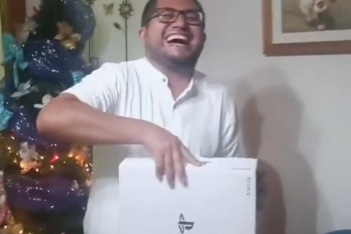 Joven engaña a su jefe en el intercambio de regalos de su trabajo