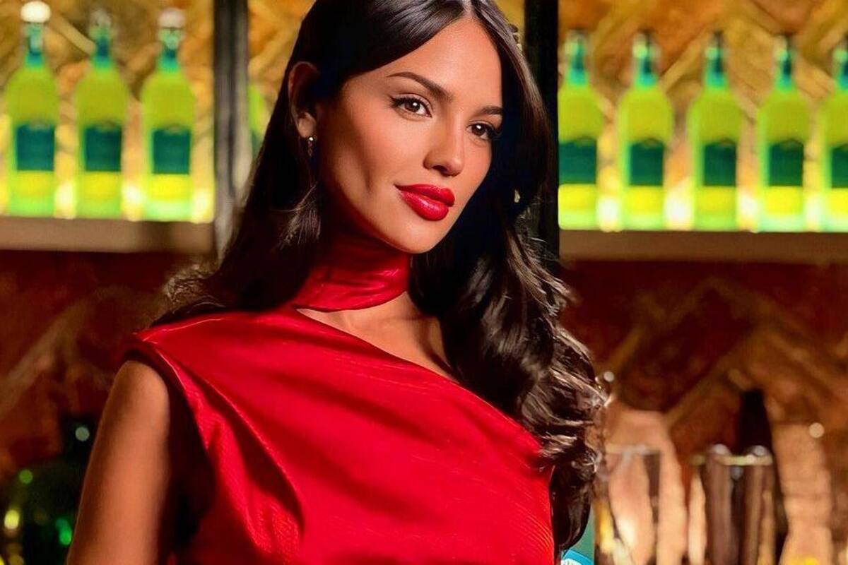 Eiza González más SEXY que nunca en color negro