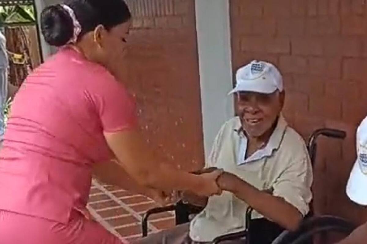 Enfermera se vuelve viral en TikTok al bailar con uno de sus pacientes