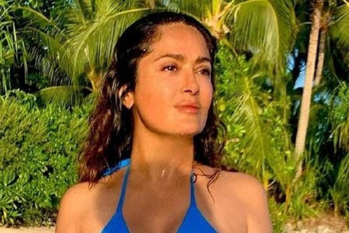 Salma Hayek luce su ajustado bañador completamente mojada desde la piscina