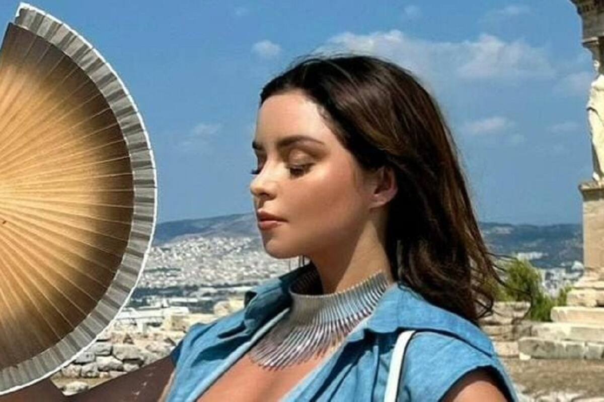 Demi Rose modela desde la piscina cubriéndose solo con su brazo