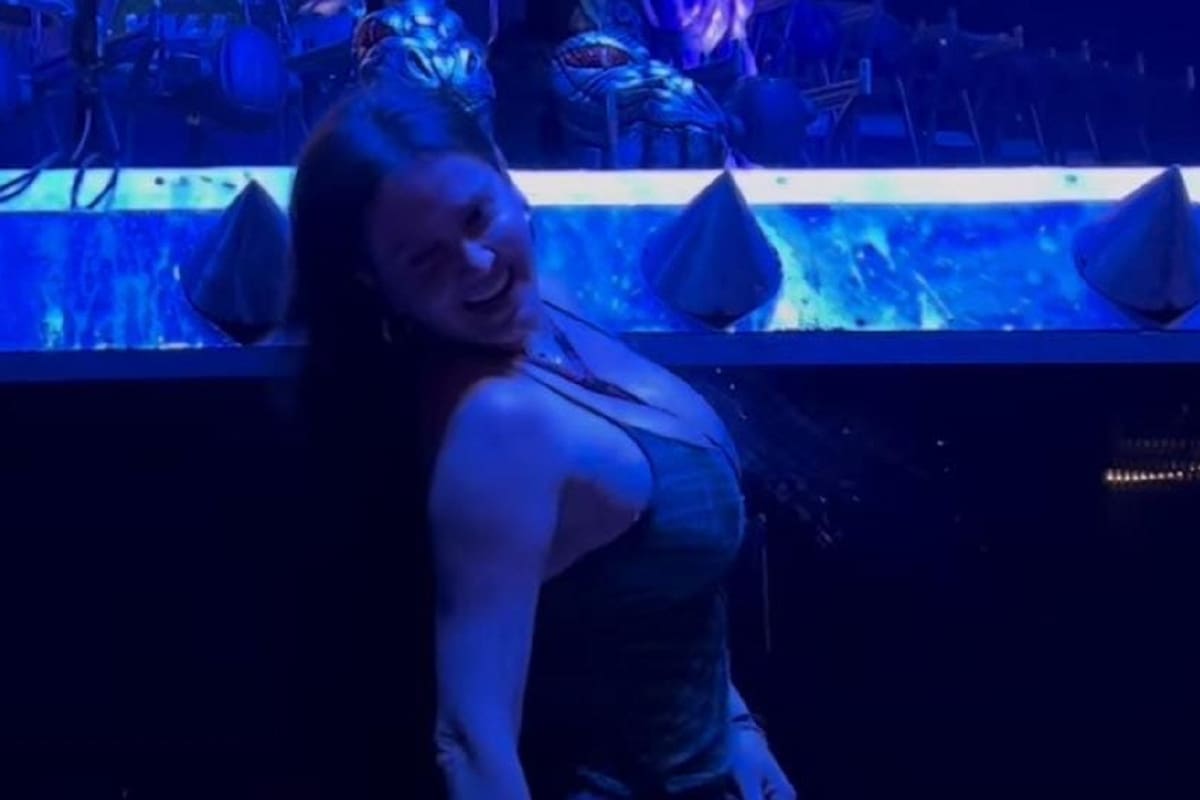 Gene Simmons de Kiss moja a Celia Lora en pleno concierto