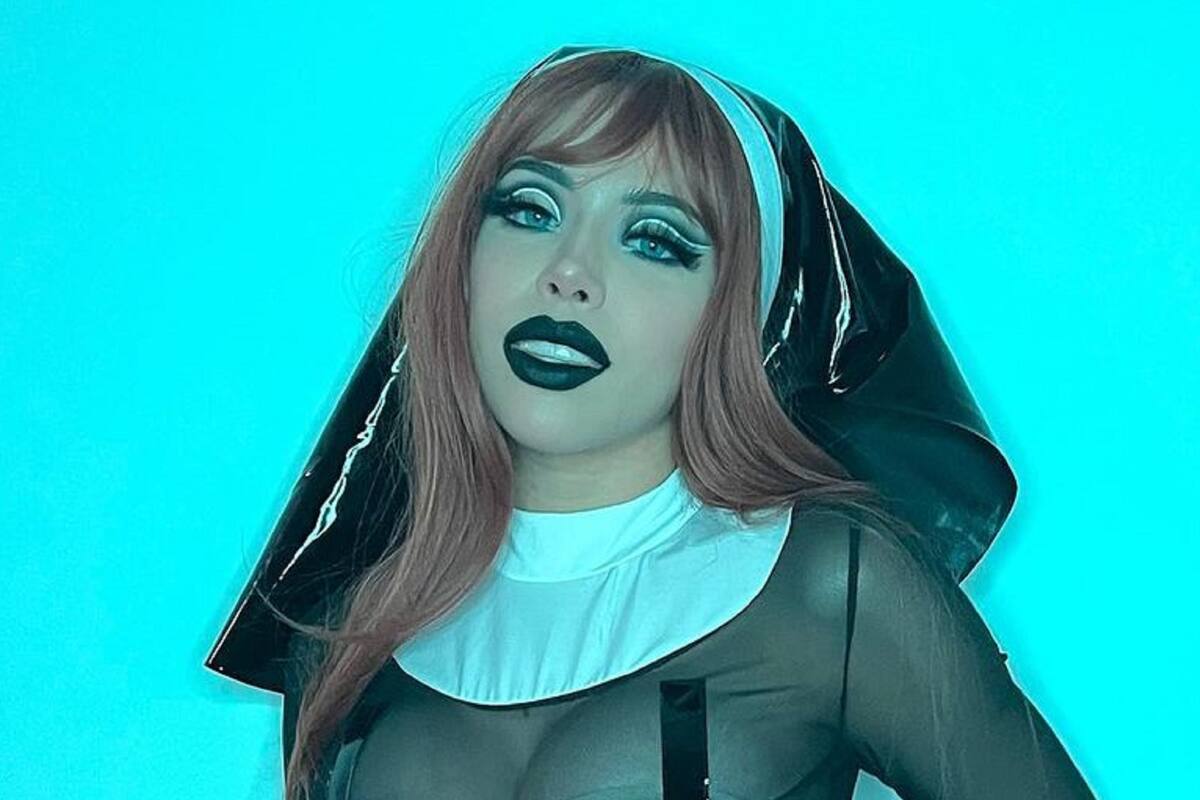 Yeri Mua cae en el pecado con atrevido atuendo religioso