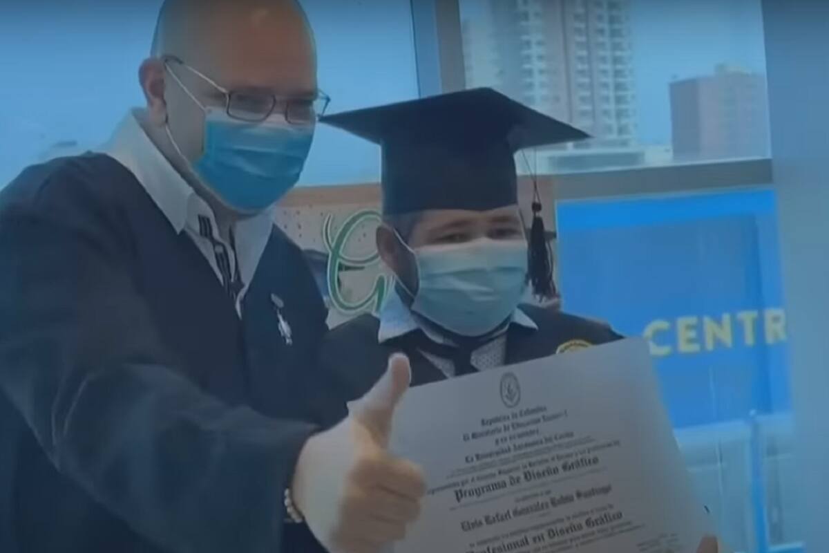Rector lleva título universitario a graduado que lucha contra el cáncer en el hospital: Colombia