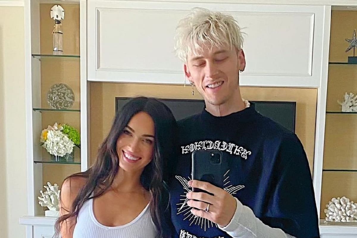 Megan Fox llega con vestido de infarto a la alfombra de los Billboard y manosea a su novio