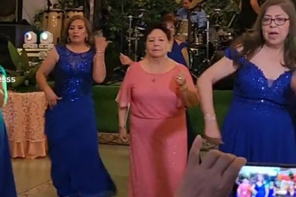 Abuelita celebra sus 80 años bailando “Dancing Queen” con sus amigas