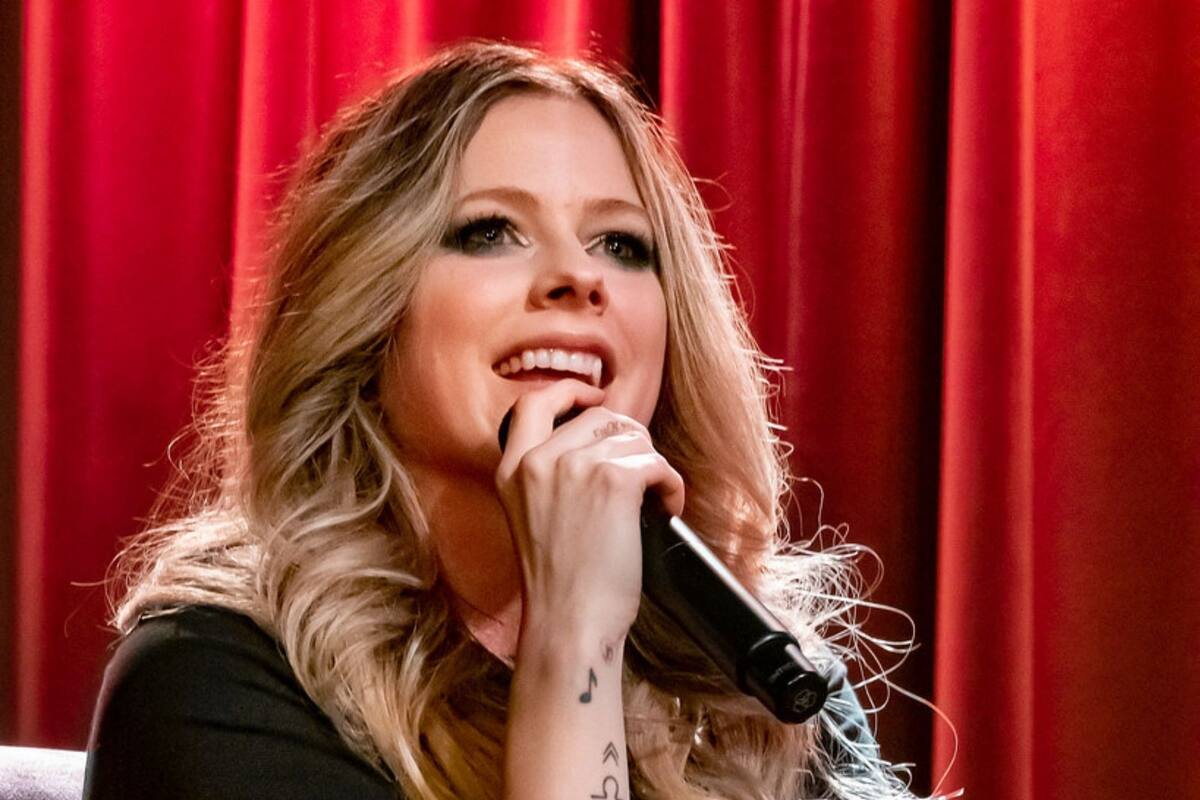 Sorprende Avril Lavigne con su eterna juventud al reaparecer en TikTok