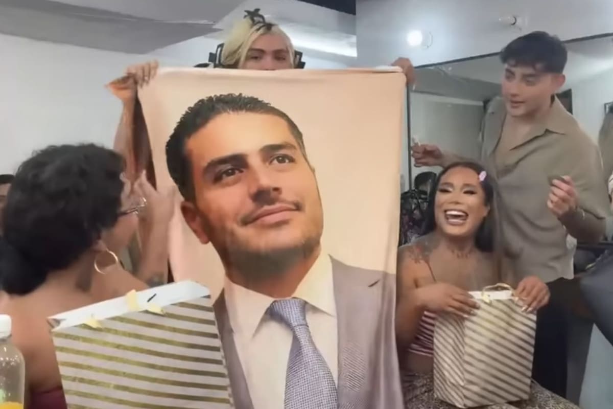 María Sorté obsequia cobijas con la imagen de Omar García Harfuch a Wendy Guevara, quien la apodó “mi suegra”