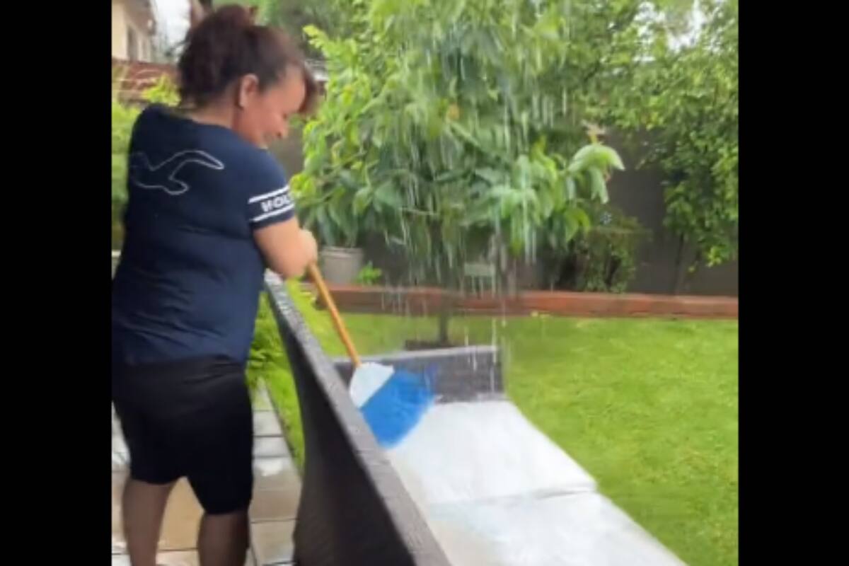 TikTok: Mujer aprovecha el huracan "Hilary" para limpiar sus muebles