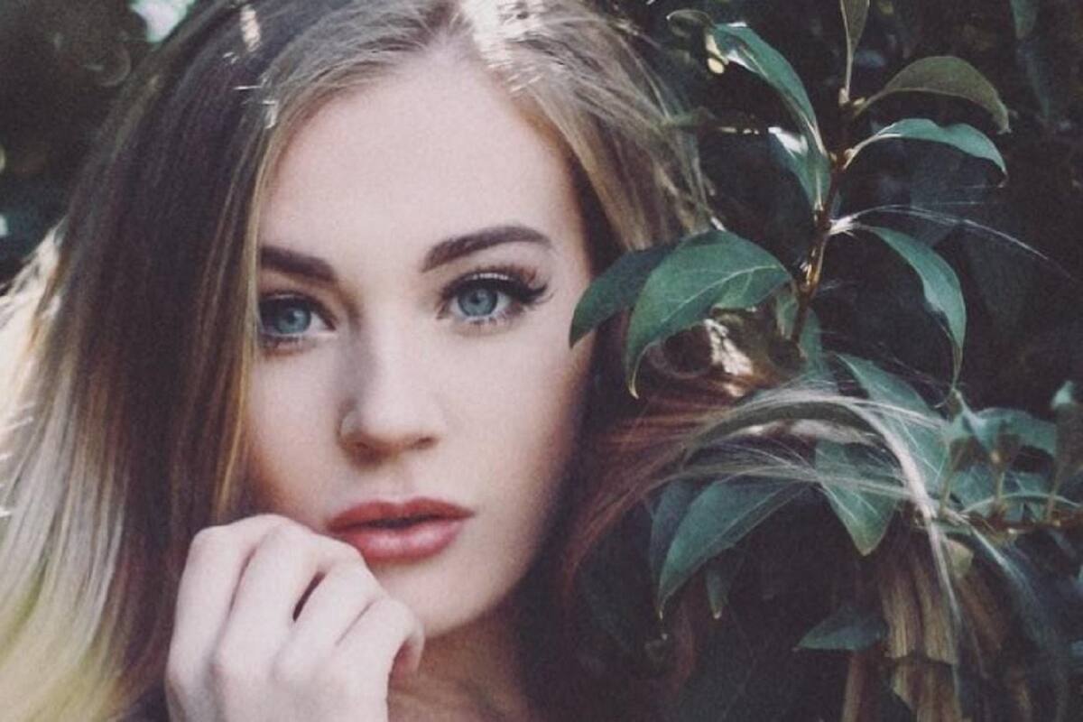 Bethany Lily April muestra sus grandes encantos con su sensual bata abierta