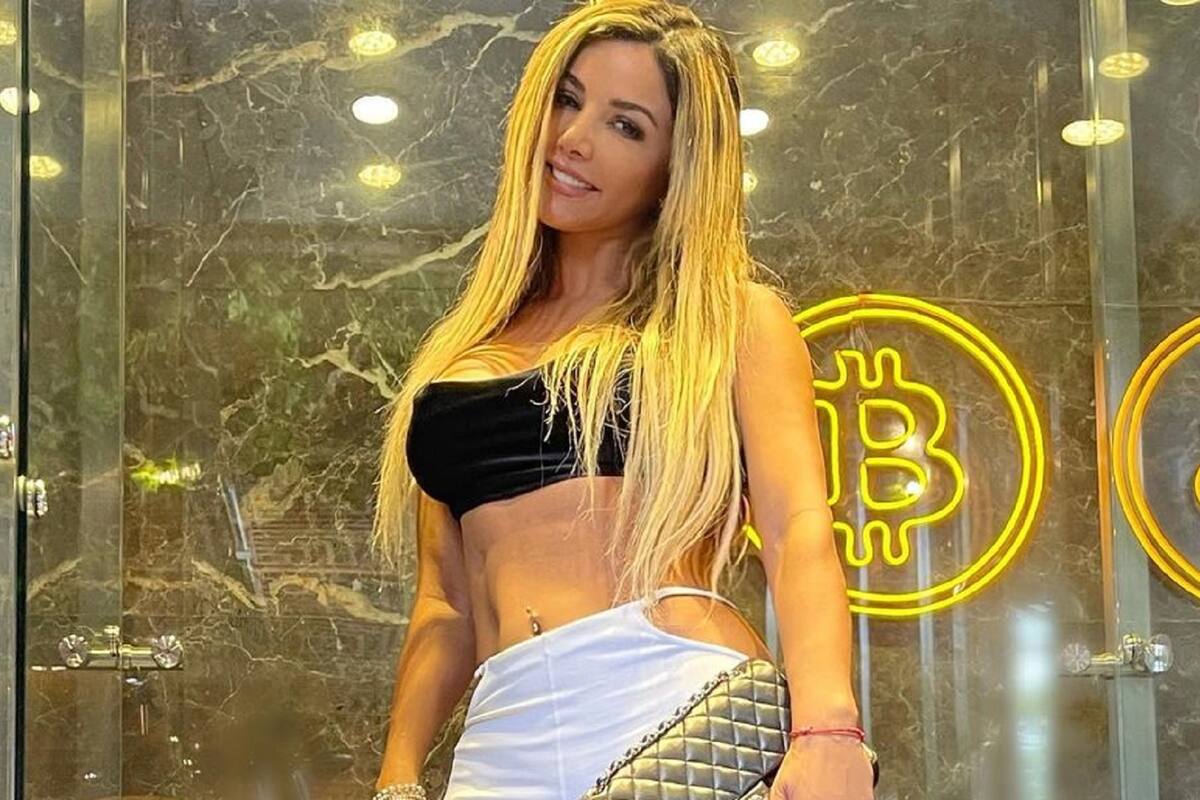 Desde la piscina, Aleida Núñez presume sus encantos con diminuto traje de baño rosa