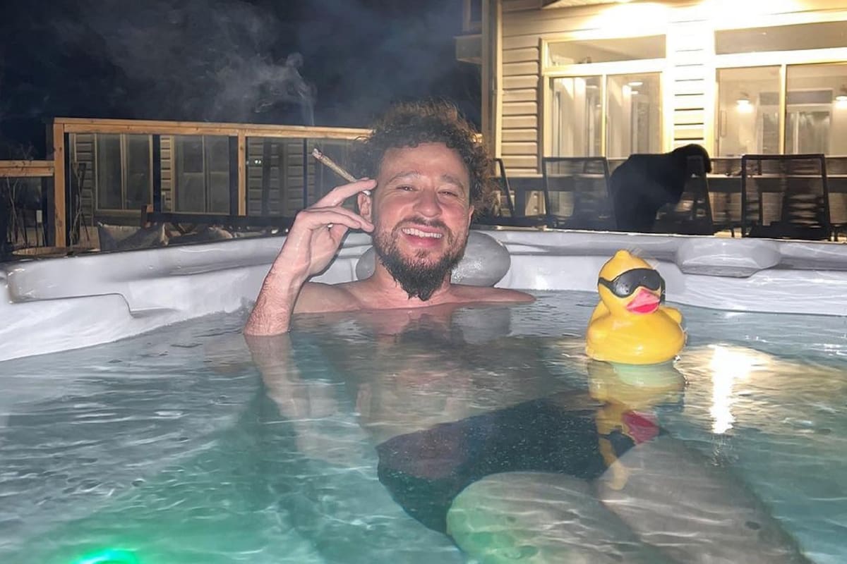 Luisito Comunica posa como Dios lo trajo al mundo y alborota a todo Instagram