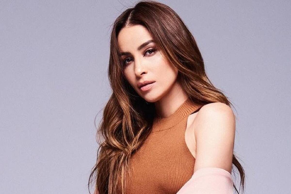 Cynthia Rodríguez se cae durante su visita en "Venga La Alegría": "Es la tradición"