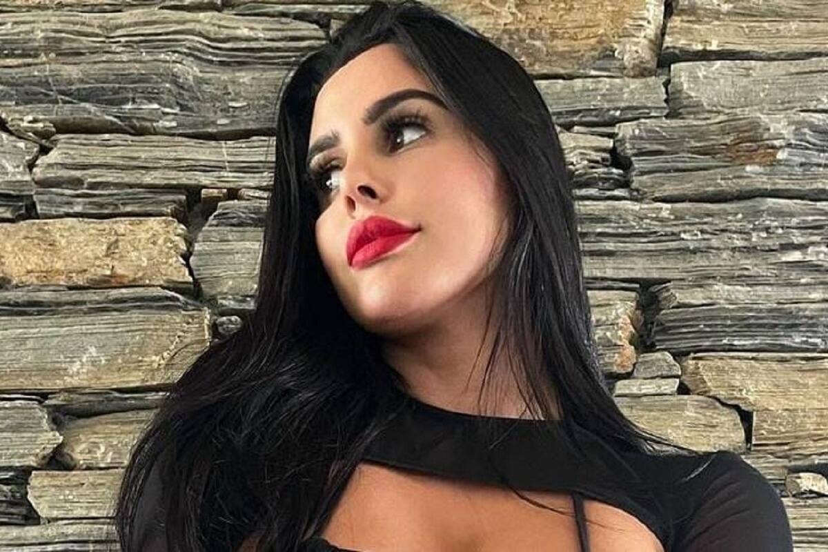 Lily Adrianne sorprende a sus seguidores de Instagram con su traje de baño negro
