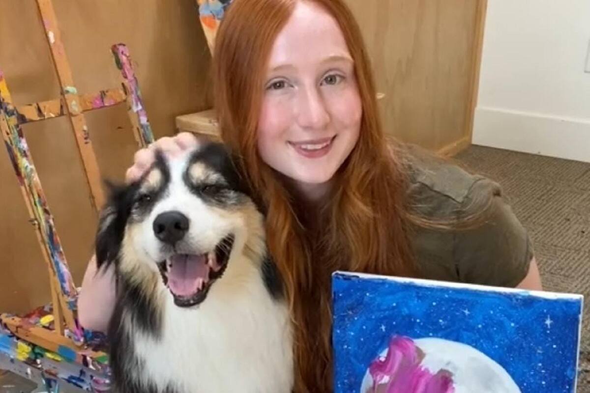 Joven muestra los cuadros que pinta con su perrito y se vuelve viral en TikTok
