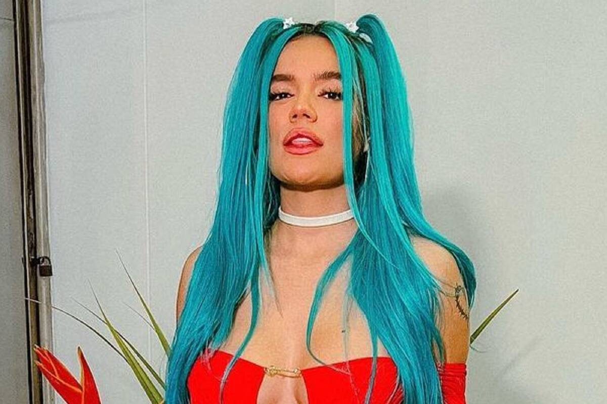 Karol G se despide de su cabello azul y afirma que fue una época que nunca olvidará
