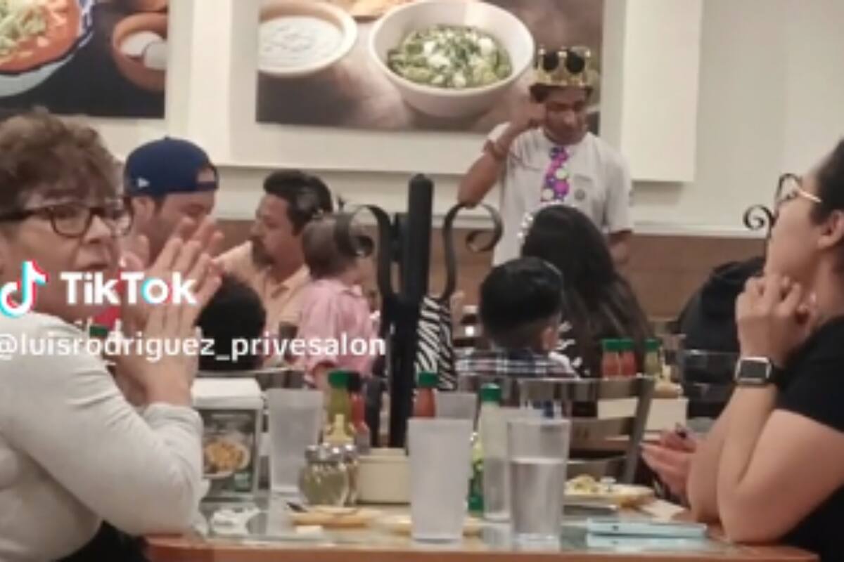 TikTok: Meseros festejan a cumpleañero, luego de que sus amigos lo dejaran plantado