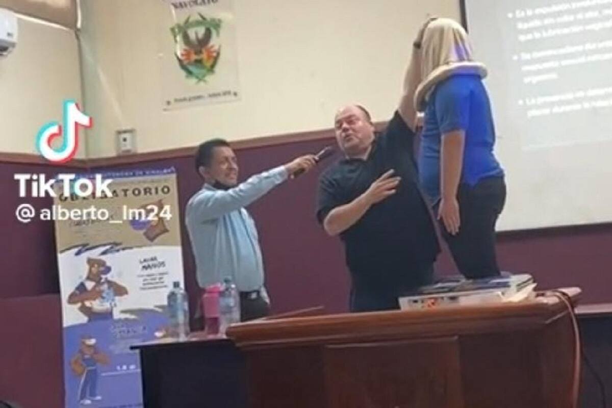 Profesor se vuelve viral en TikTok por su divertida forma de enseñar cómo se pone un condón