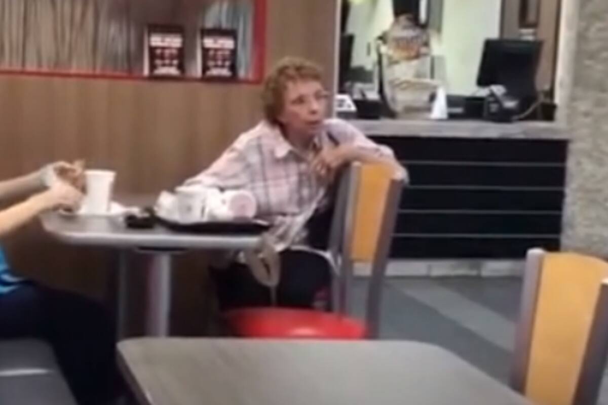 TikTok: Mujer estadounidense discrimina a empleado de un restaurante por hablar español