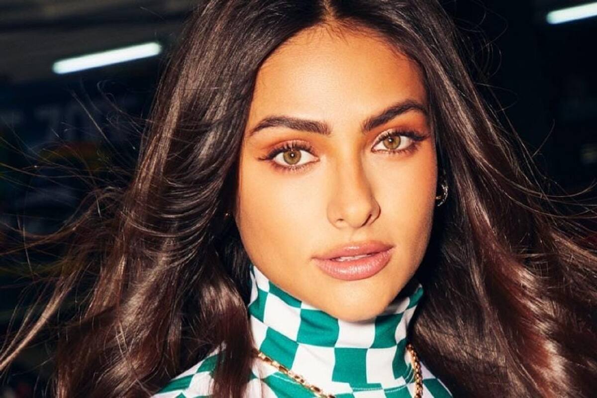 Renata Notni modela desde las playas de Turquía su increíble bikini negro