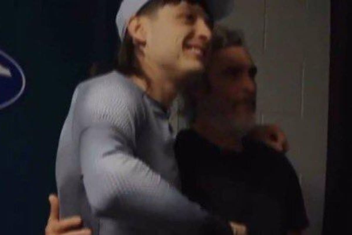 Joaquín Phoniex saca su lado más bélico: El actor fue aun concierto de Peso Pluma