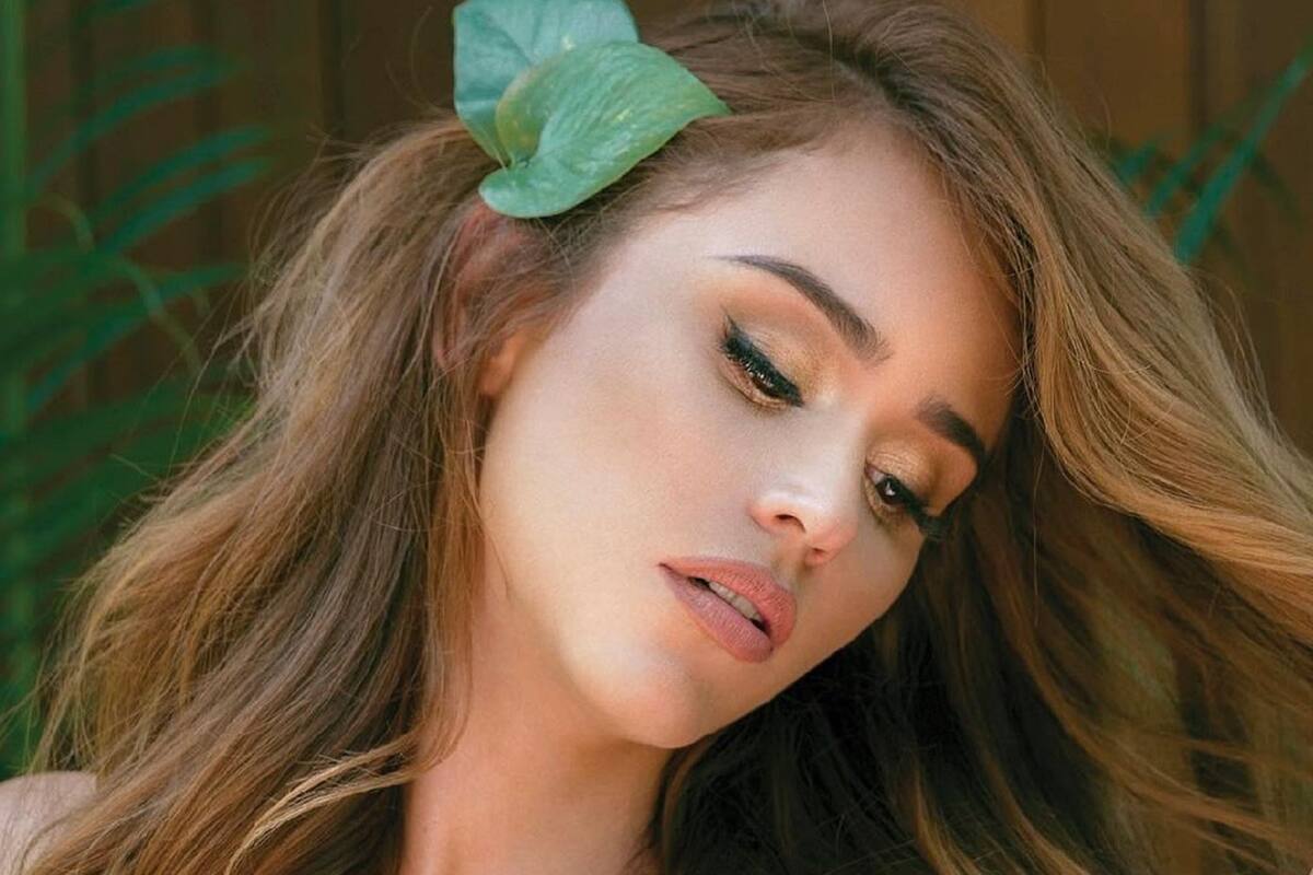 Yanet García se quita la bata de baño y enseña su mini bañador de hilos