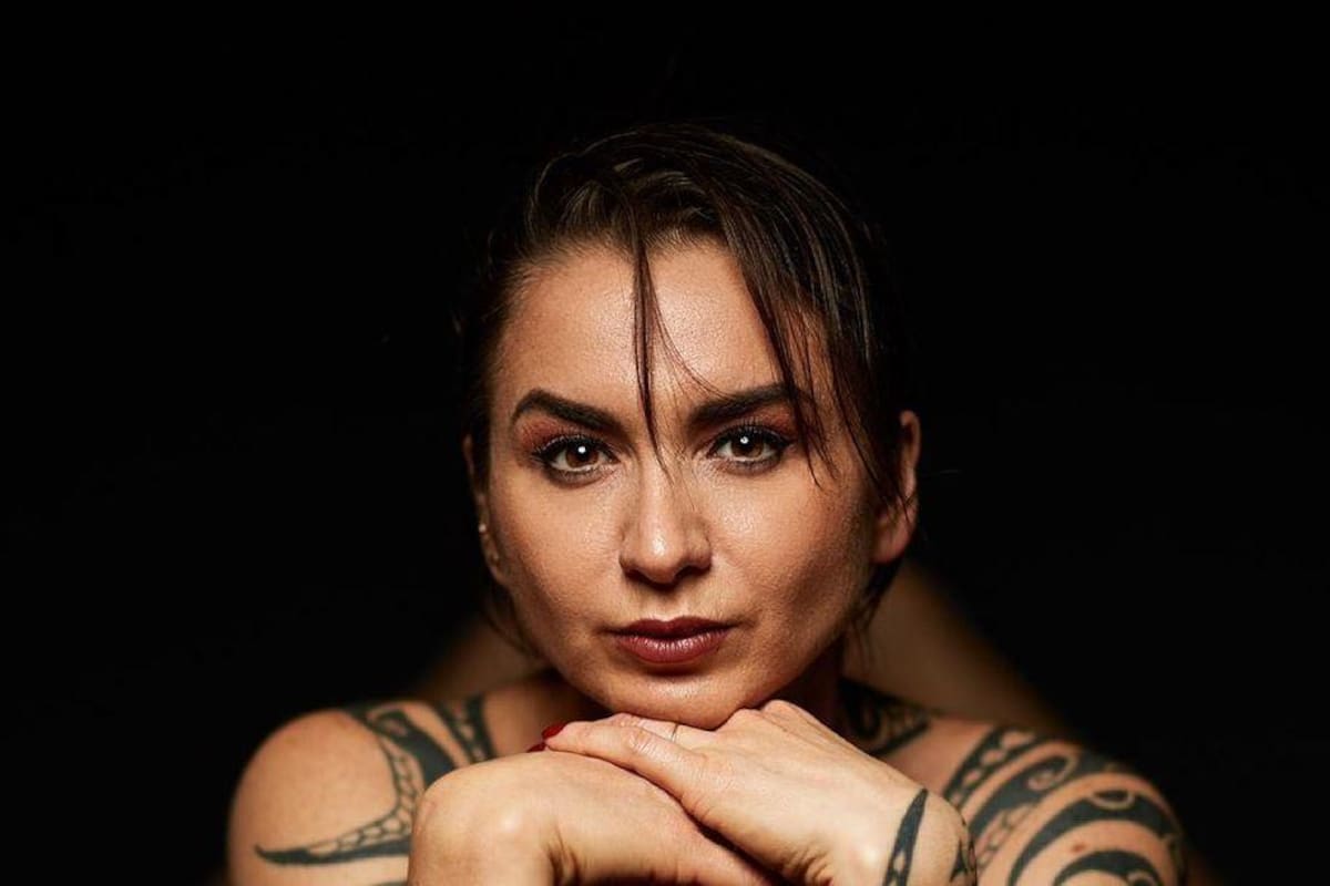 Ingrid Brans luce sus atributos con tremendo escote