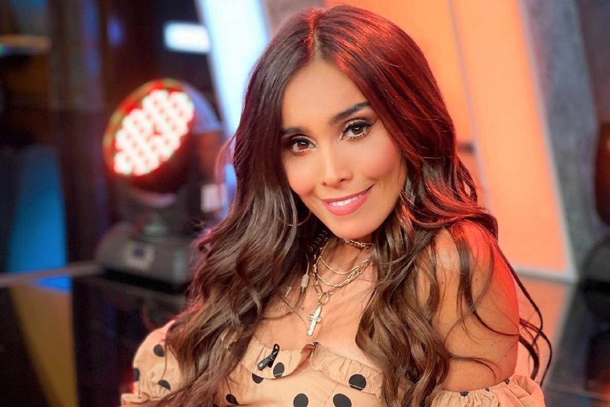 Alex Garza presume su cuerpazo con pequeño bikini negro