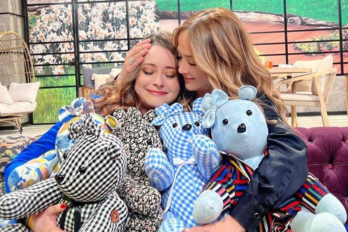 Andrea Legarreta llora al recibir un regalo hecho con ropa de su mamá