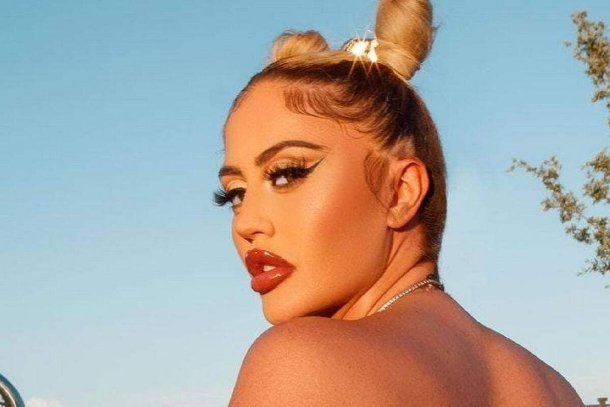 Danii Banks acapara las miradas de sus seguidores al modelar su bikini desde la piscina