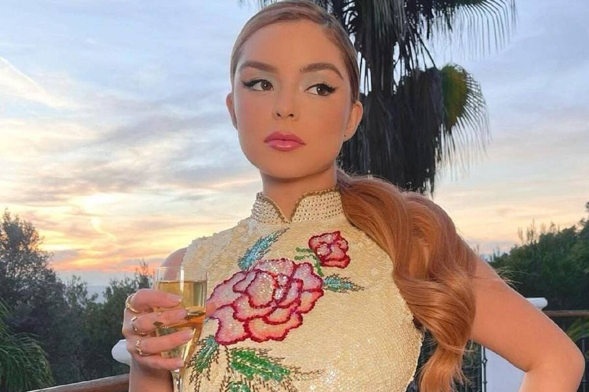 Demi Rose abre su bata y deja al descubierto sus grandes encantos