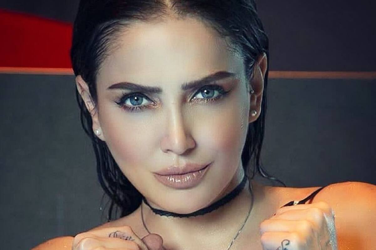 Celia Lora eleva la temperatura al entallar sus curvas vestida de conejita