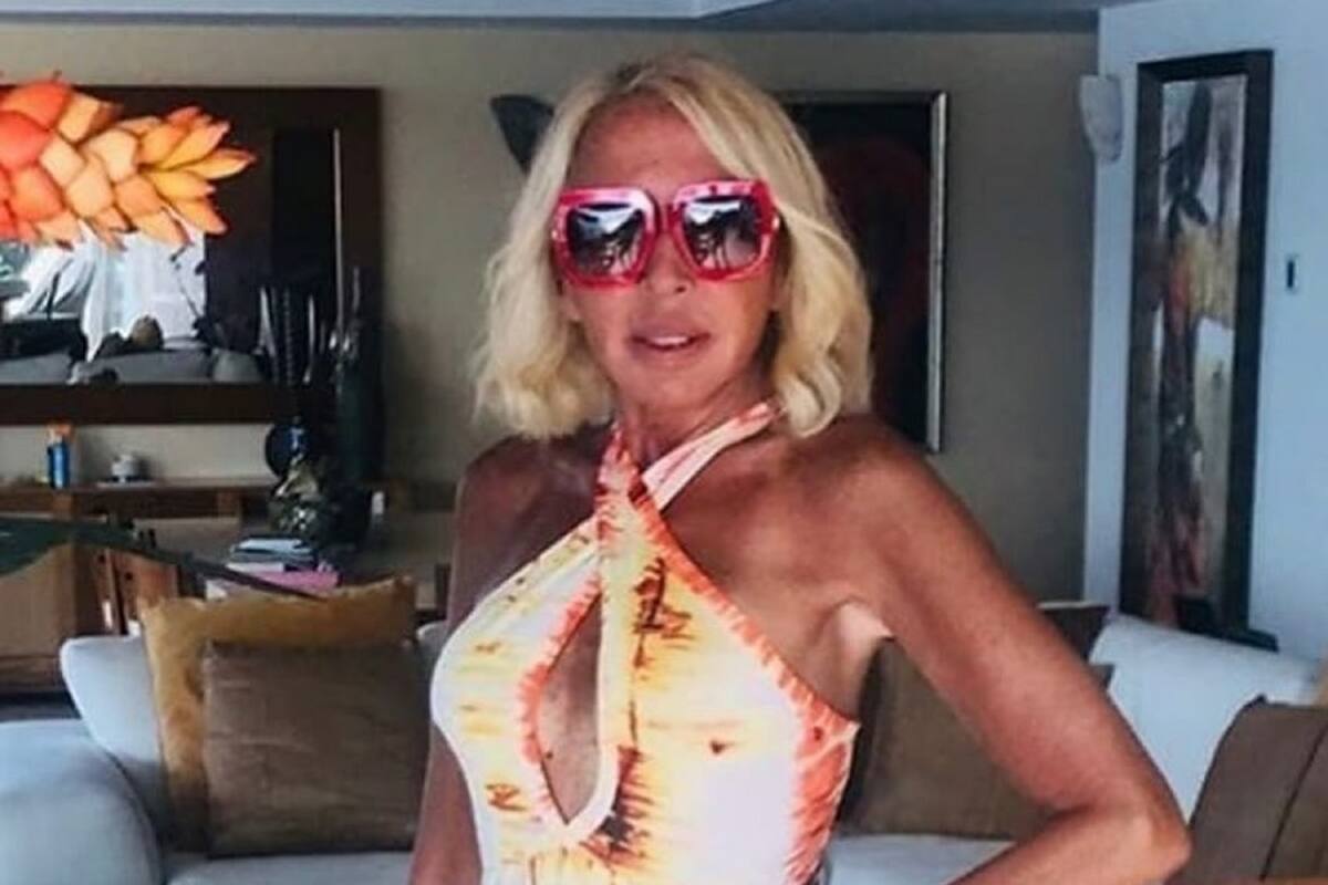 Desde la piscina, Laura Bozzo derrocha pasión enseñando su figura en traje de baño