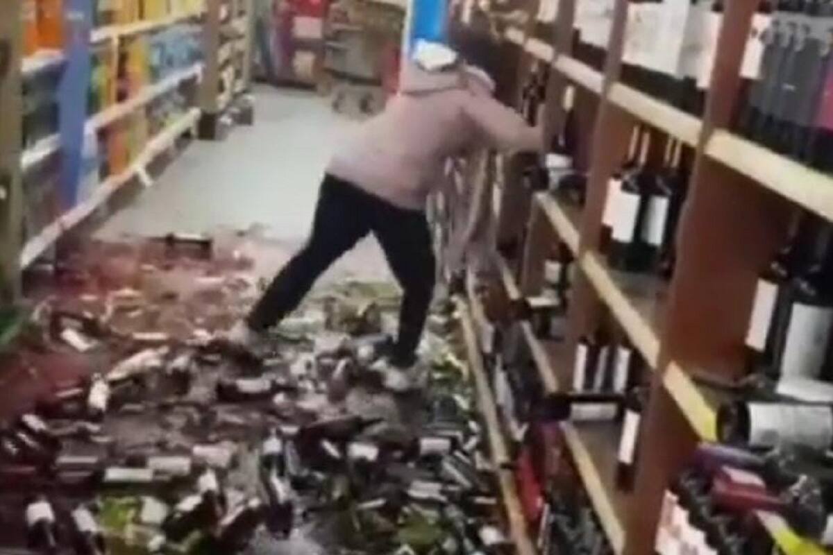 Mujer enfurece al ser despedida de un supermercado y rompe botellas de vino