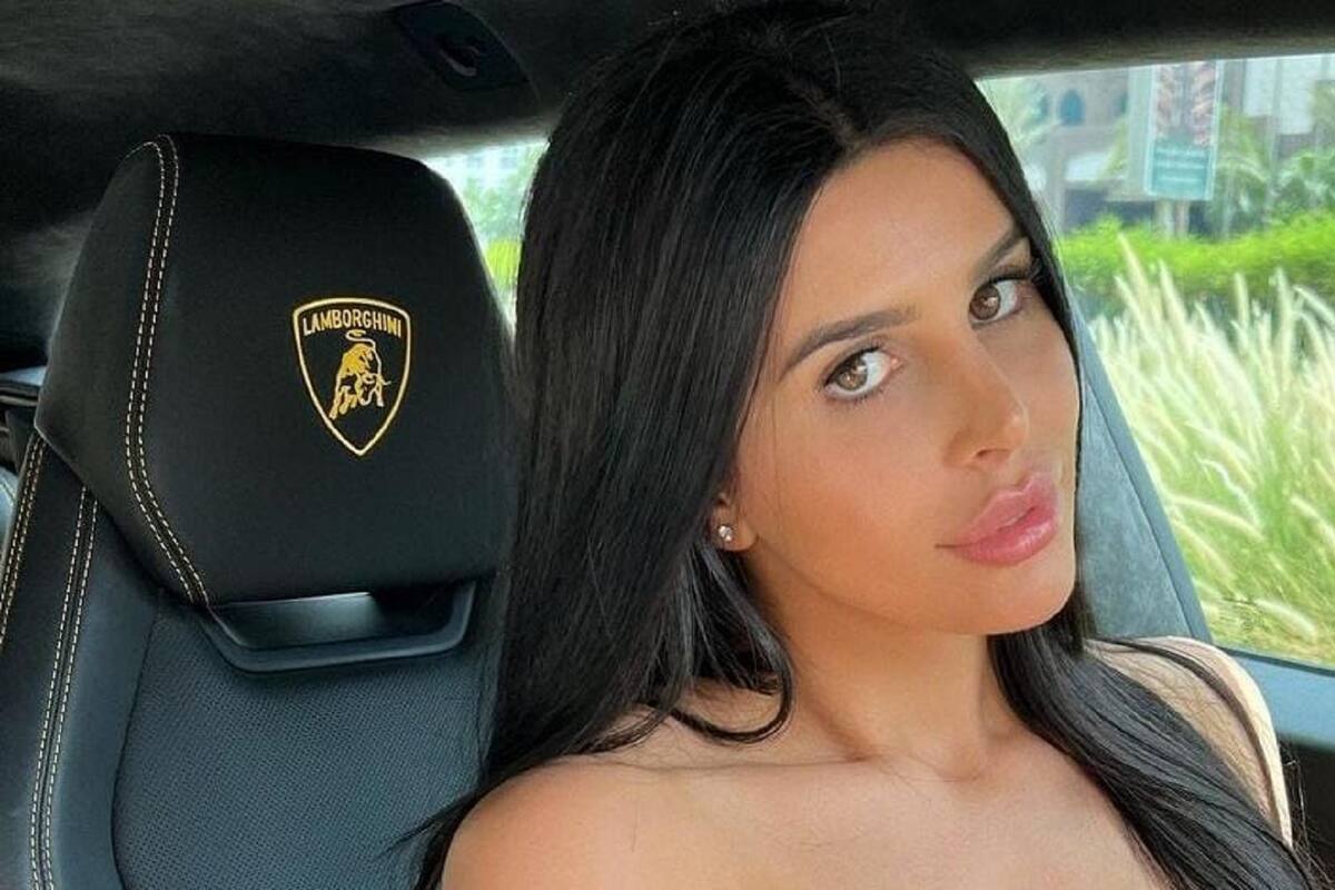 Lily Adrianne modela debajo de la regadera su bikini rosa