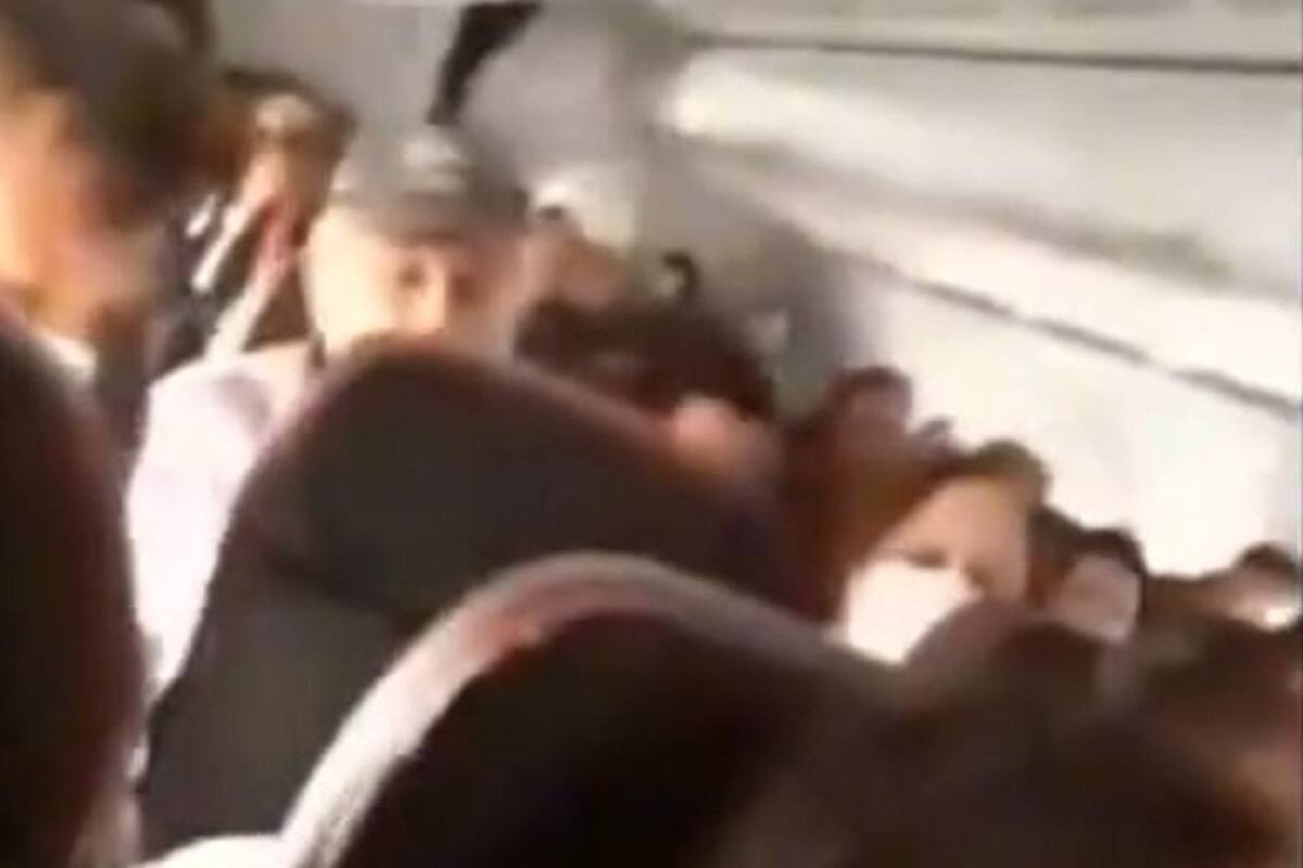 Así reaccionaron los pasajeros de un avión al enterarse que la llanta delantera había estallado