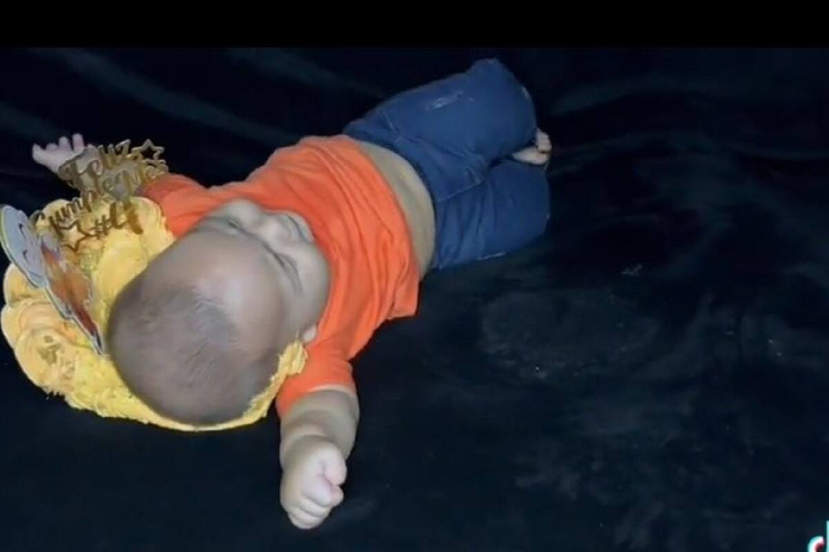 VIDEO VIRAL: Bebé termina embarrado de pastel en sesión fotográfica