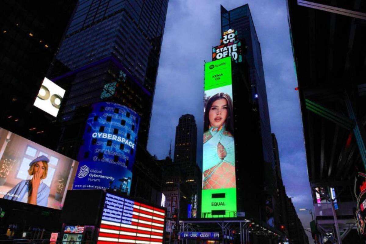 Kenia Os anuncia con orgullo su espectacular en el Times Square de Nueva York