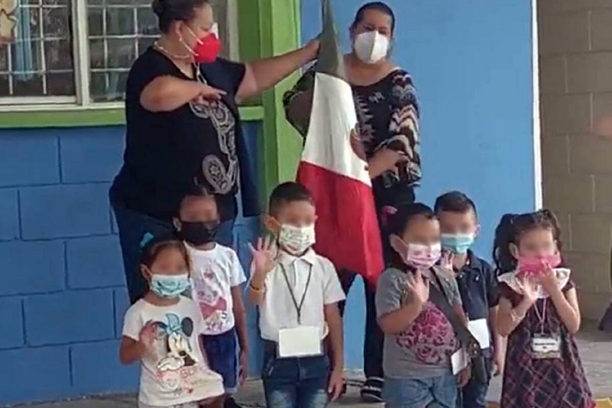 VIDEO VIRAL: Niños de kínder se equivocan al saludar a la Bandera y saludan a sus papás