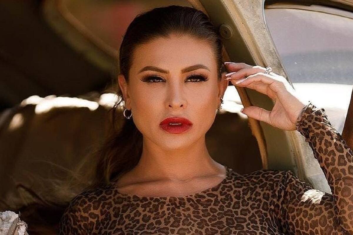 Francia James causa sensación entre sus fans la modelar solamente con una toalla