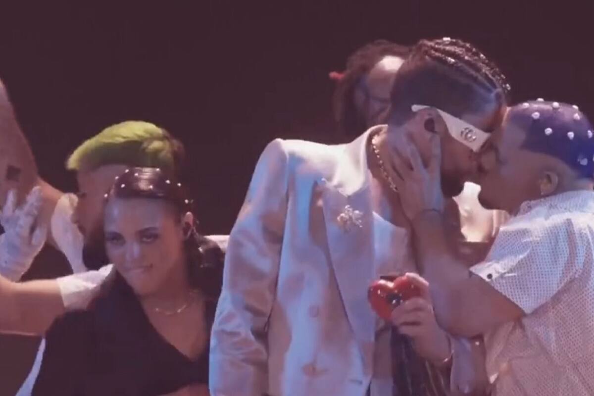 Bad Bunny besa a dos bailarinas: hombre y mujer en los MTV VMAs 2022