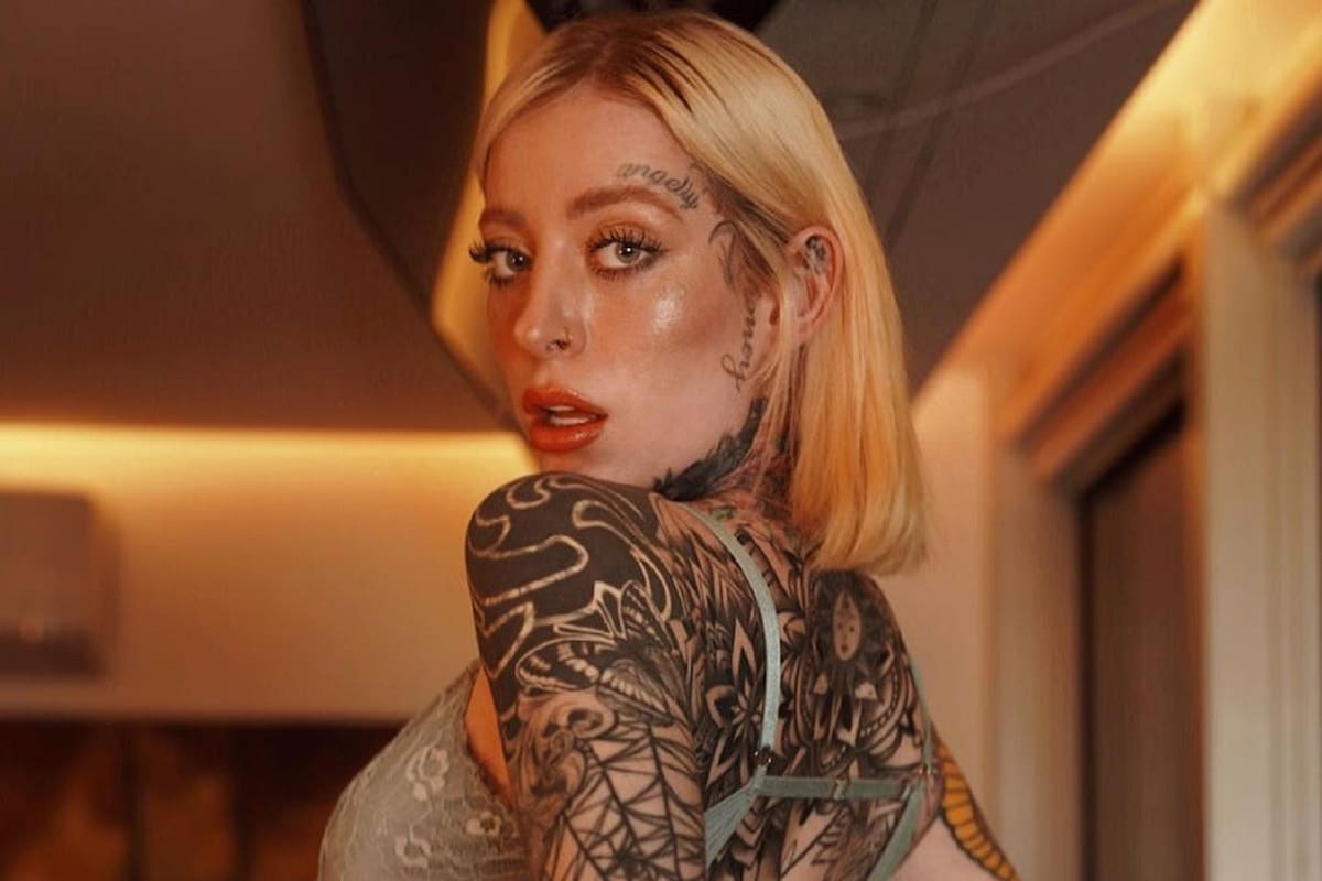 La Kelly enamora a todos con diminuto conjunto de encaje