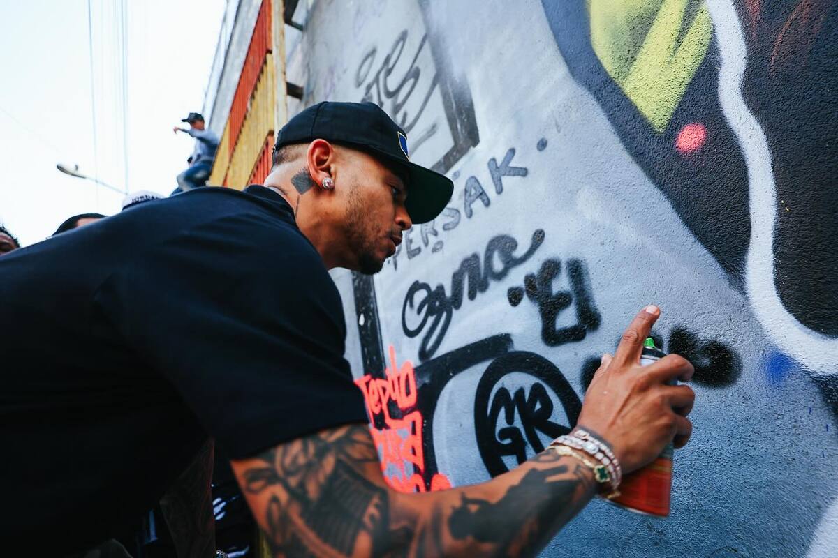 Ozuna firmó el mural en su honor ubicado en Tepito.
