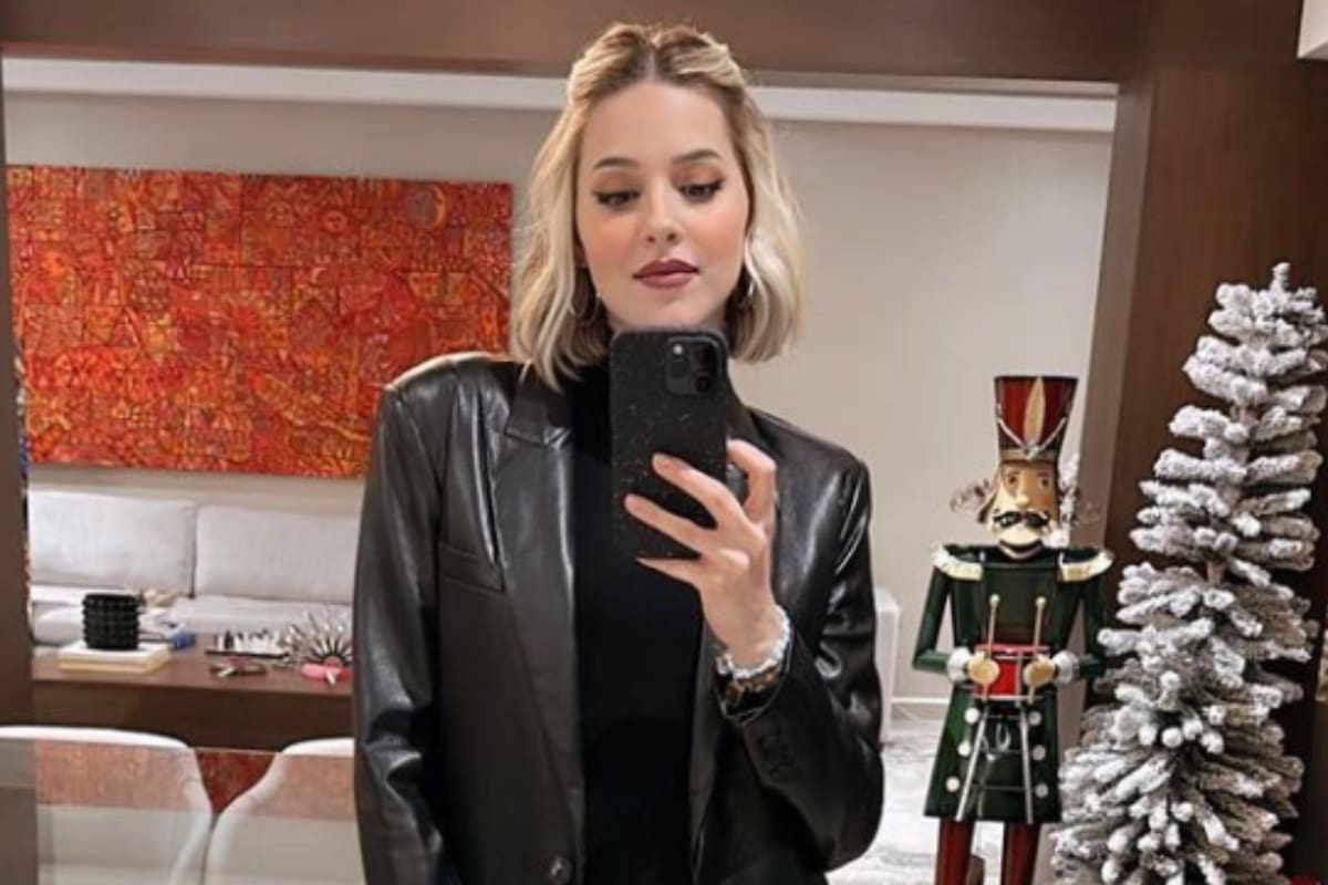 Mariana Rodríguez presume vestido en redes y le señalan que se lo puso al revés