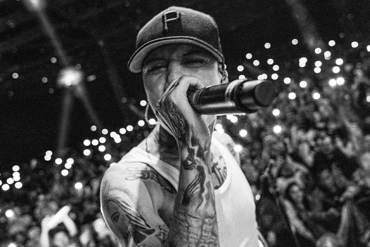 Santa Fe Klan enfurece con fan tras recibir un botellazo de vidrio